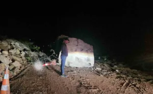 Kastamonu’nun Cide ilçesinde, düşen dev kaya sebebiyle iki şehri birbirine