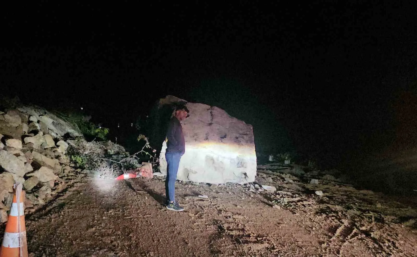 Kastamonu’nun Cide ilçesinde, düşen dev kaya sebebiyle iki şehri birbirine