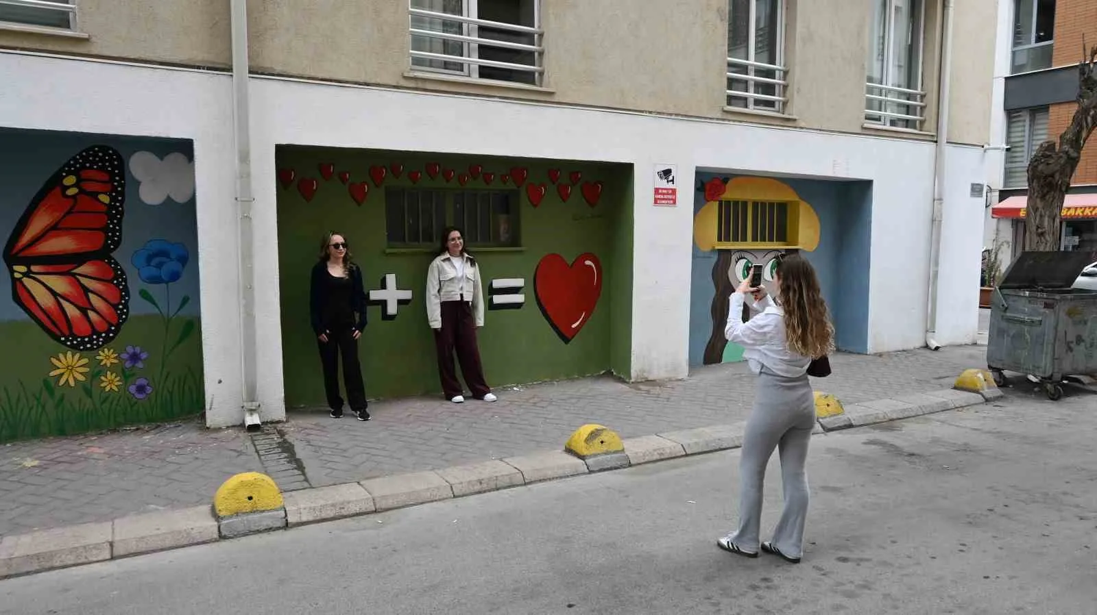 Eskişehir’de bir apartman yöneticisi, sprey boyayla yapılan yazılardan sıkılınca binanın