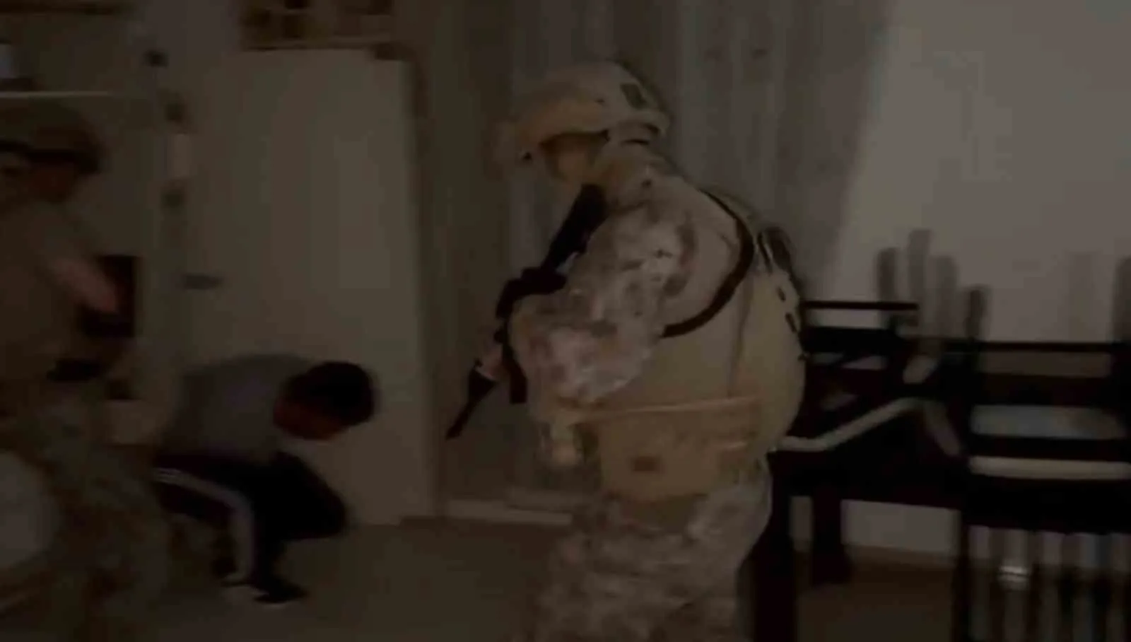 Hatay’da polis ekipleri tarafından bir eve yapılan operasyonda, duvar örülerek