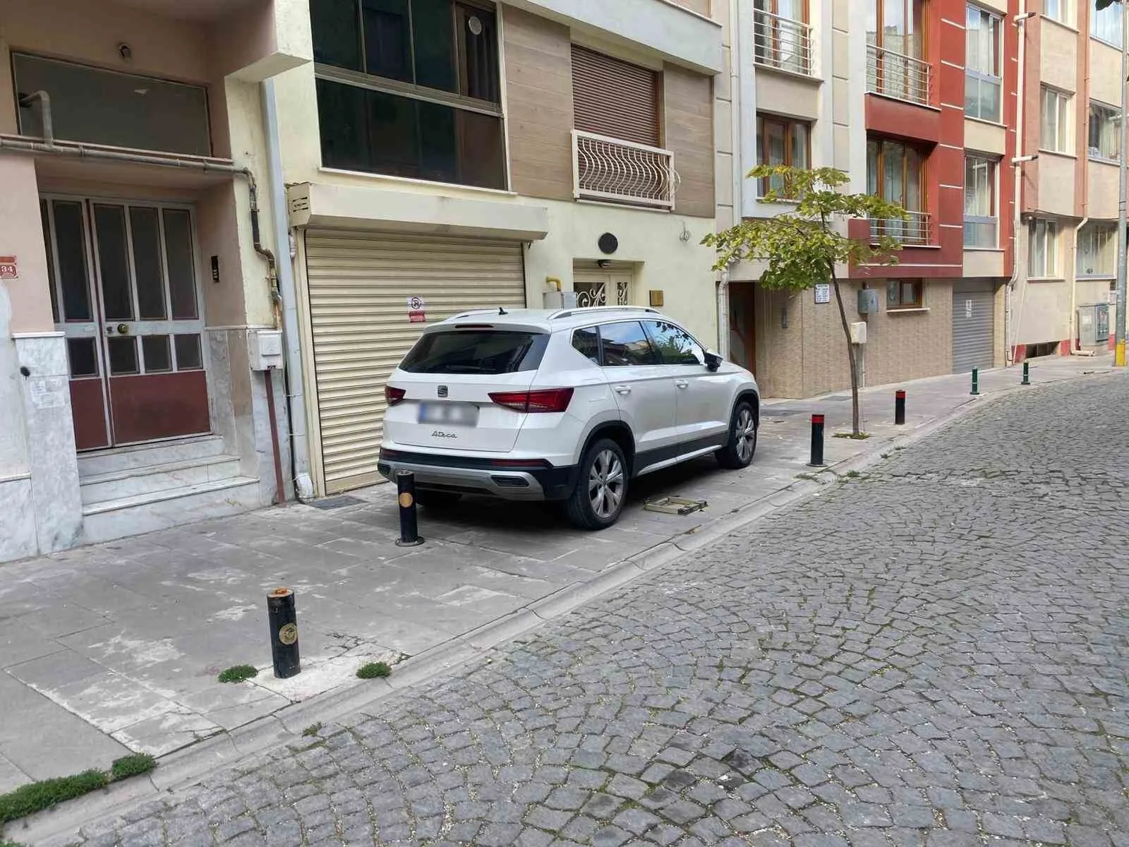 Eskişehir’de duyarsız sürücüler trafik kurallarını hiçe sayarak araçlarını park etmeye