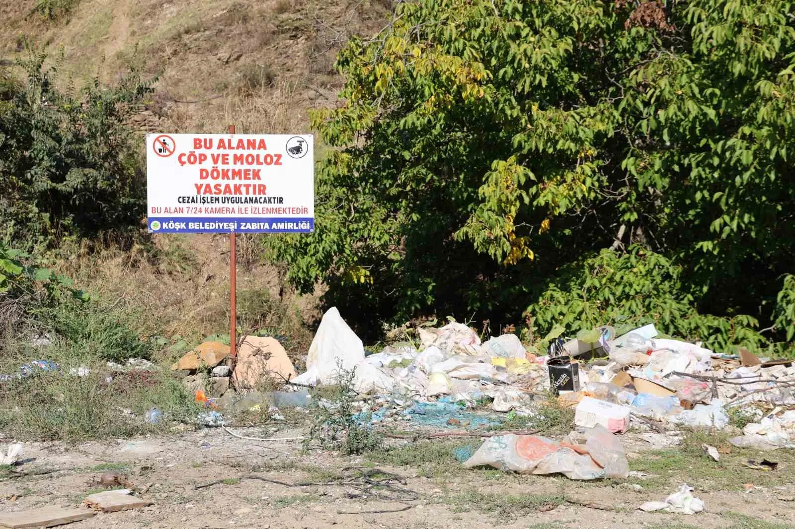 Uyarı tabelalarına rağmen Köşk’ün Cumayanı Mahallesi yolu üzerindeki alan çöplüğe