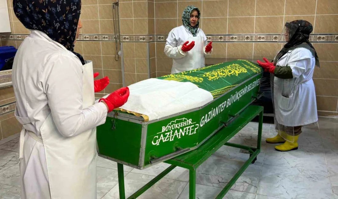Gaziantep’te, yakınlarının bile yaklaşamadığı cenazeleri son yolculuklarına özveriyle hazırlayan kadın