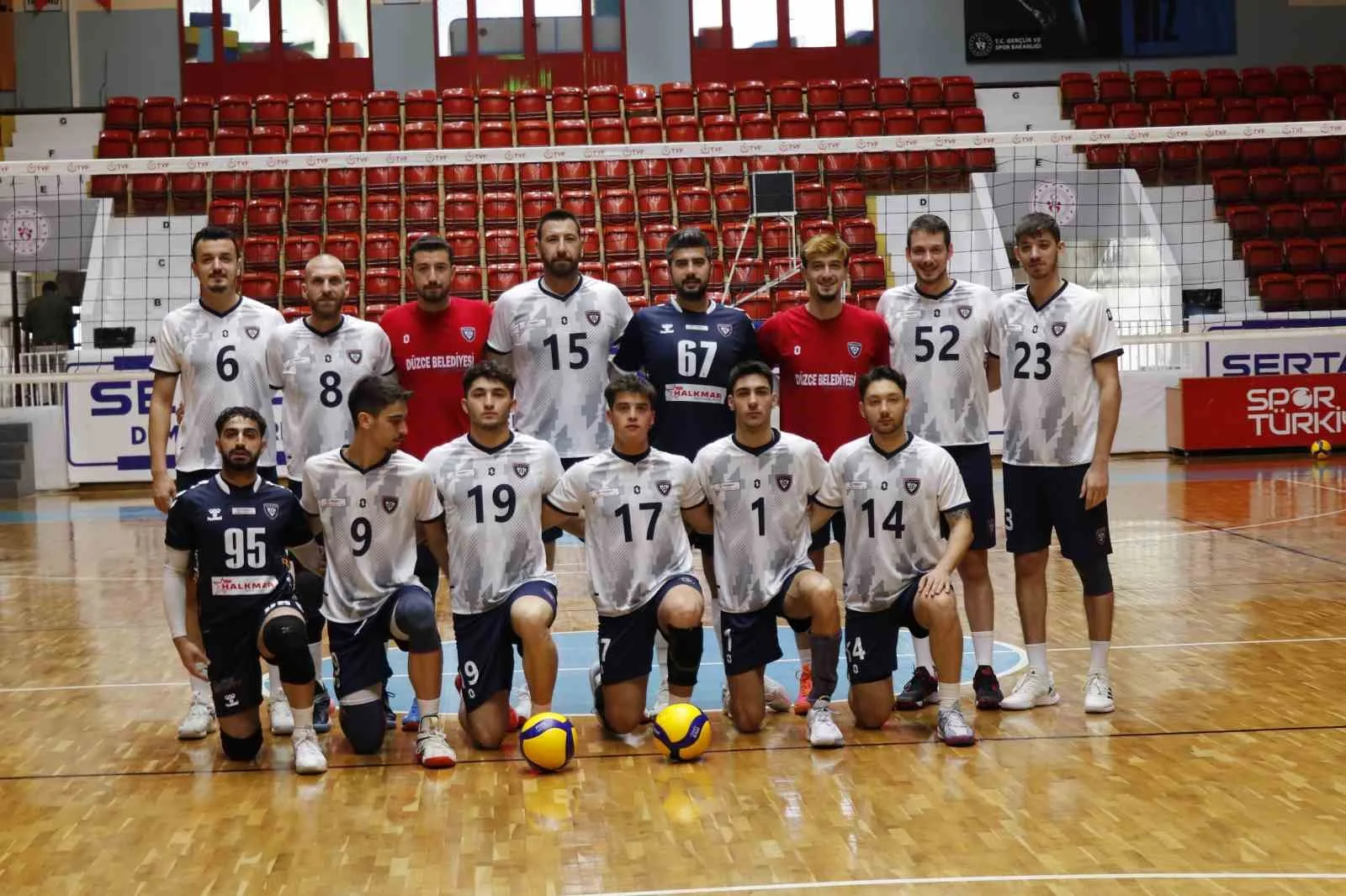 1 yenildi. Seyhan Menderes Spor Salonu’nda oynanan karşılaşmanın ilk setini