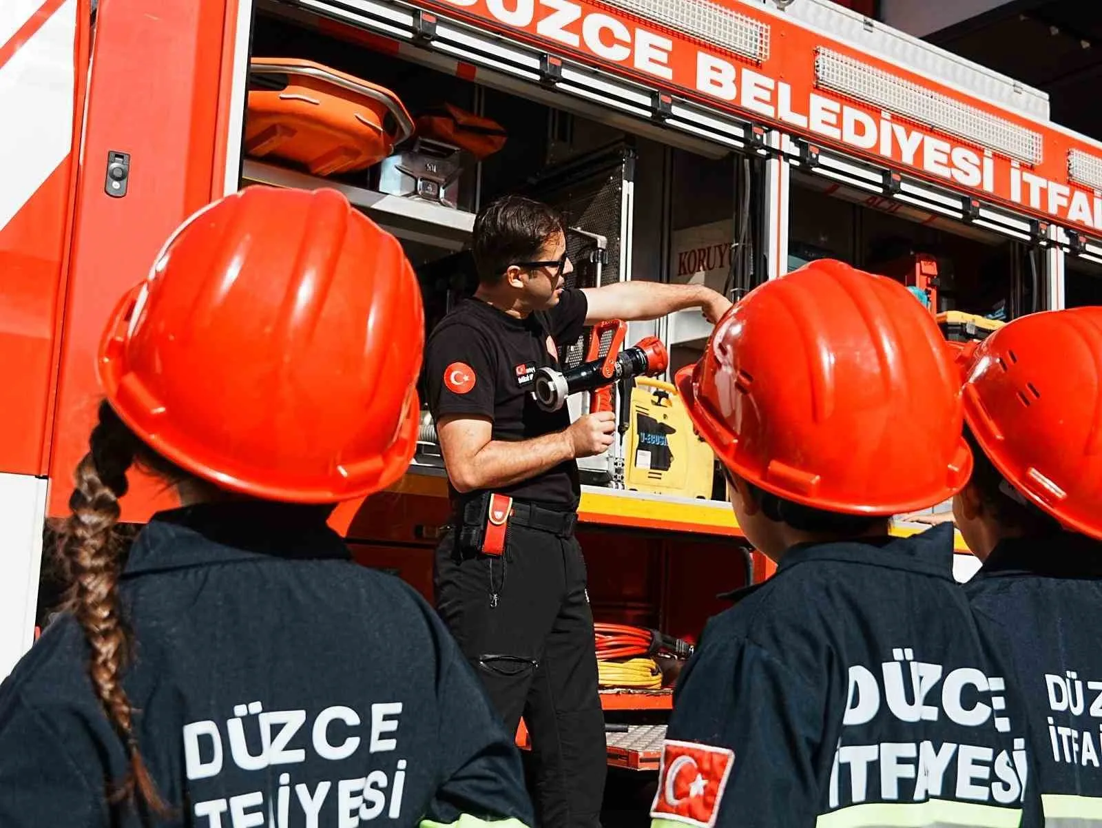 Düzce Belediyesi İtfaiye Müdürlüğü, 28 okuldan 744 öğrenciyi ağırladı. İtfaiye