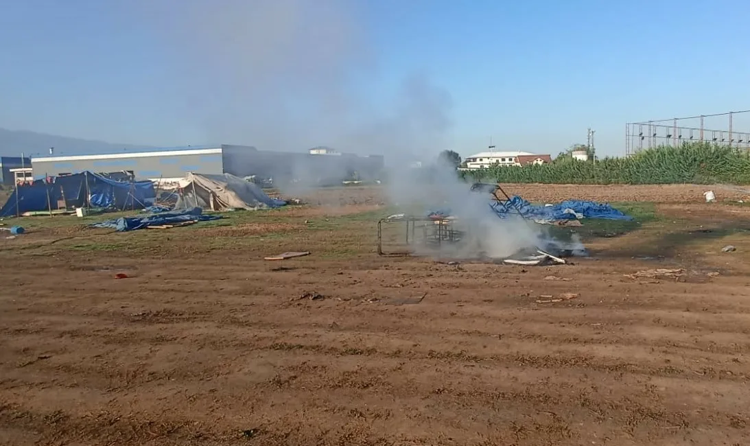 Düzce’de kamuya açık alanda kanepe yakarak çevre ve hava kirliliğine