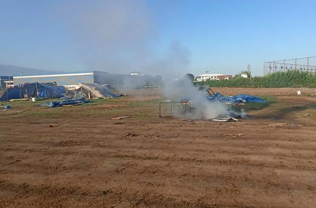 Düzce’de kamuya açık alanda kanepe yakarak çevre ve hava kirliliğine