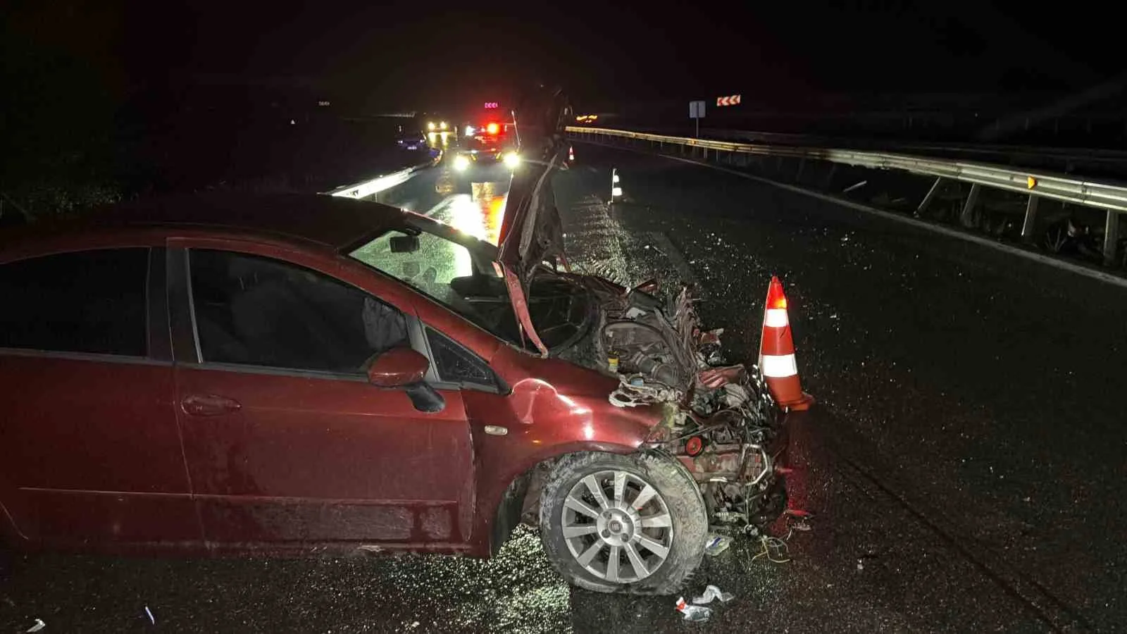 Düzce’de otomobilin bariyerlere çarptığı kazada 1 kişi yaralandı. Kaza, D-100