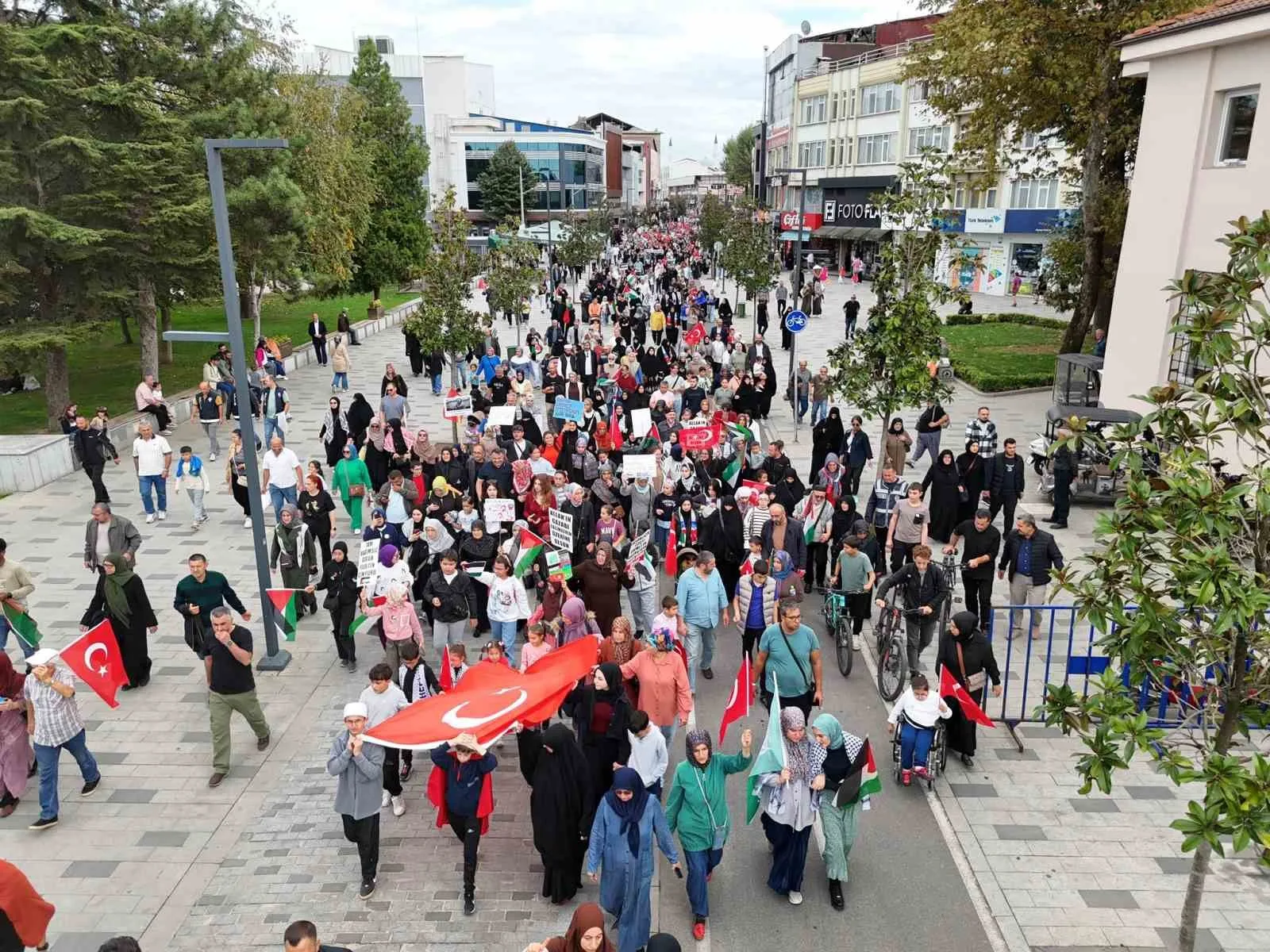 Düzce’de yüzlerce kişi Filistin’e destek vermek için bir araya geldi.