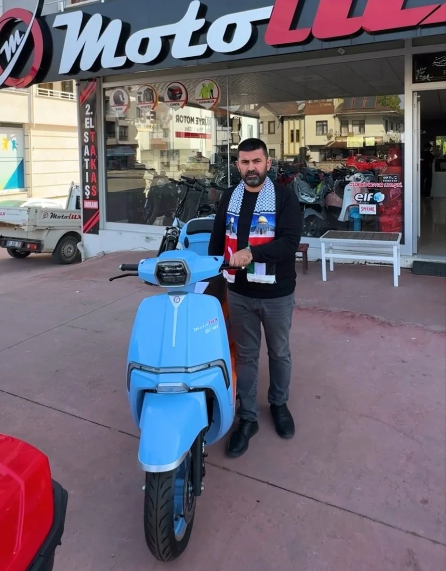 DÜZCE(İHA) – Düzce’de motosiklet satışı yapan Ahmet Özdemir, iş yerinde