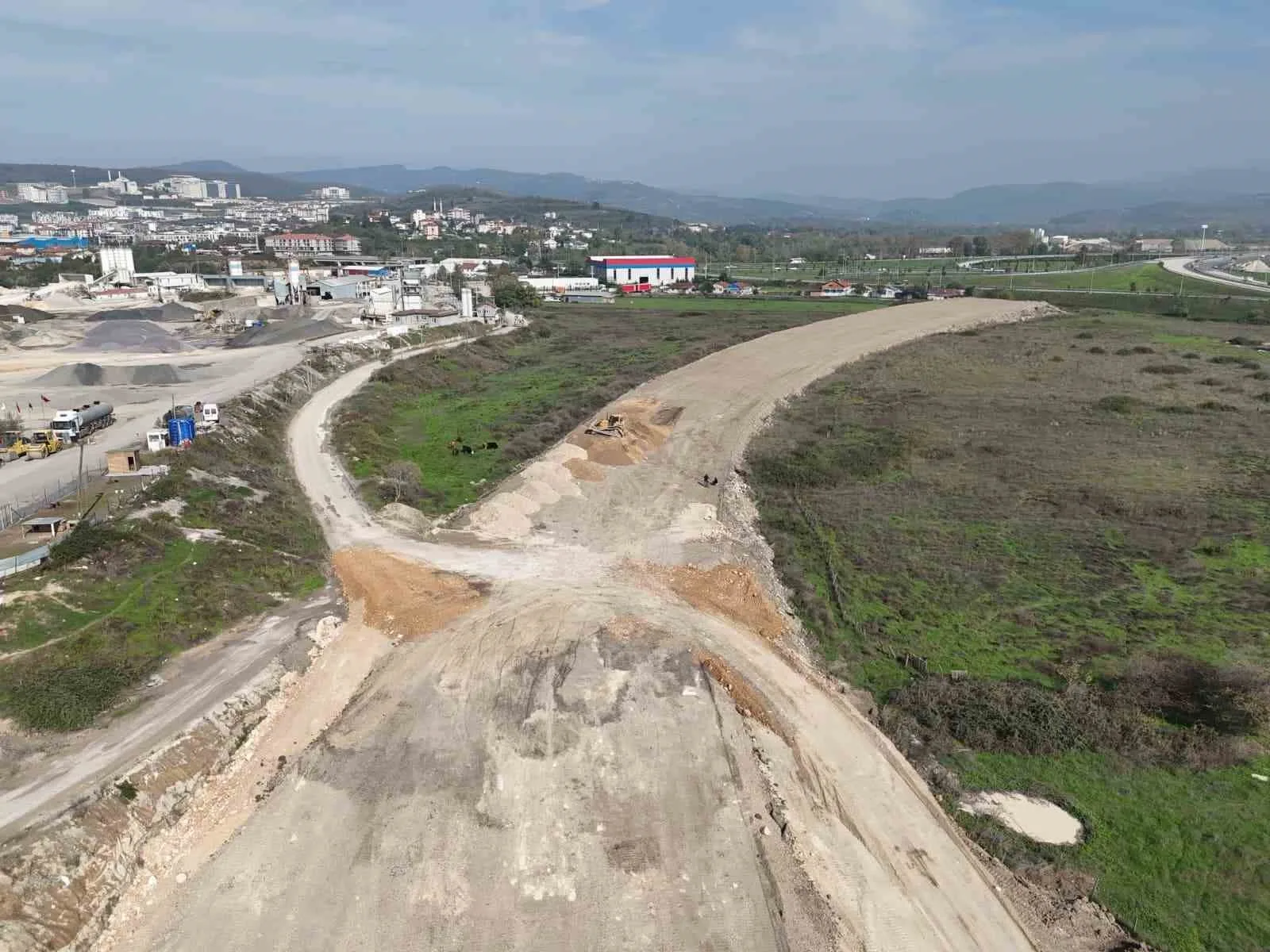 Düzce’nin trafik yükünü hafifletecek yeni çevreyolu projesinde çalışmalar hızla ilerliyor.