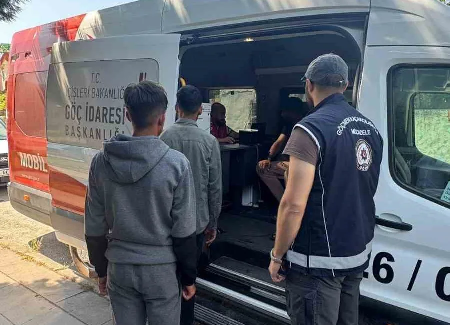 Eskişehir’de polis ekiplerince düzensiz göçe karşı belirlenen noktalarda kimlik kontrolü