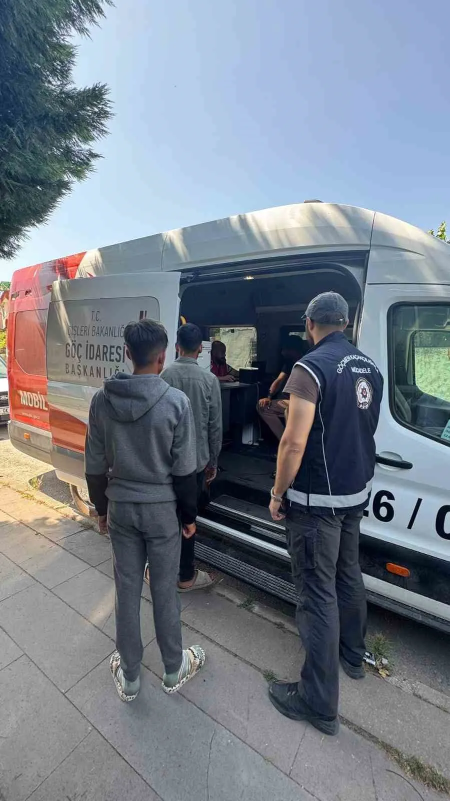 Eskişehir’de polis ekiplerince düzensiz göçe karşı belirlenen noktalarda kimlik kontrolü