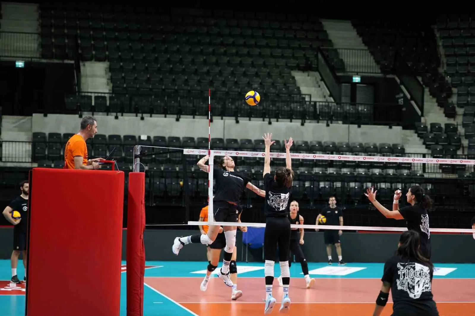 Eczacıbaşı Dynavit, Vodafone Sultanlar Ligi’nin 3. haftasında yeni evinde ilk