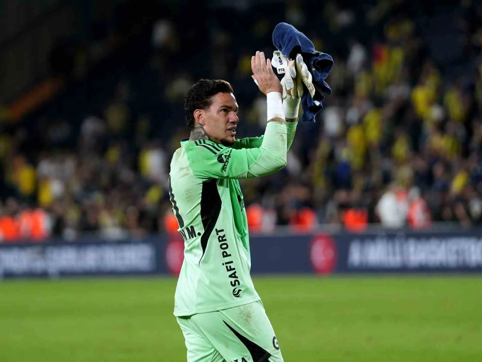 Brezilya Futbol Federasyonu, Fenerbahçe’de forma giyen kaleci Ederson’un sakatlığından dolayı