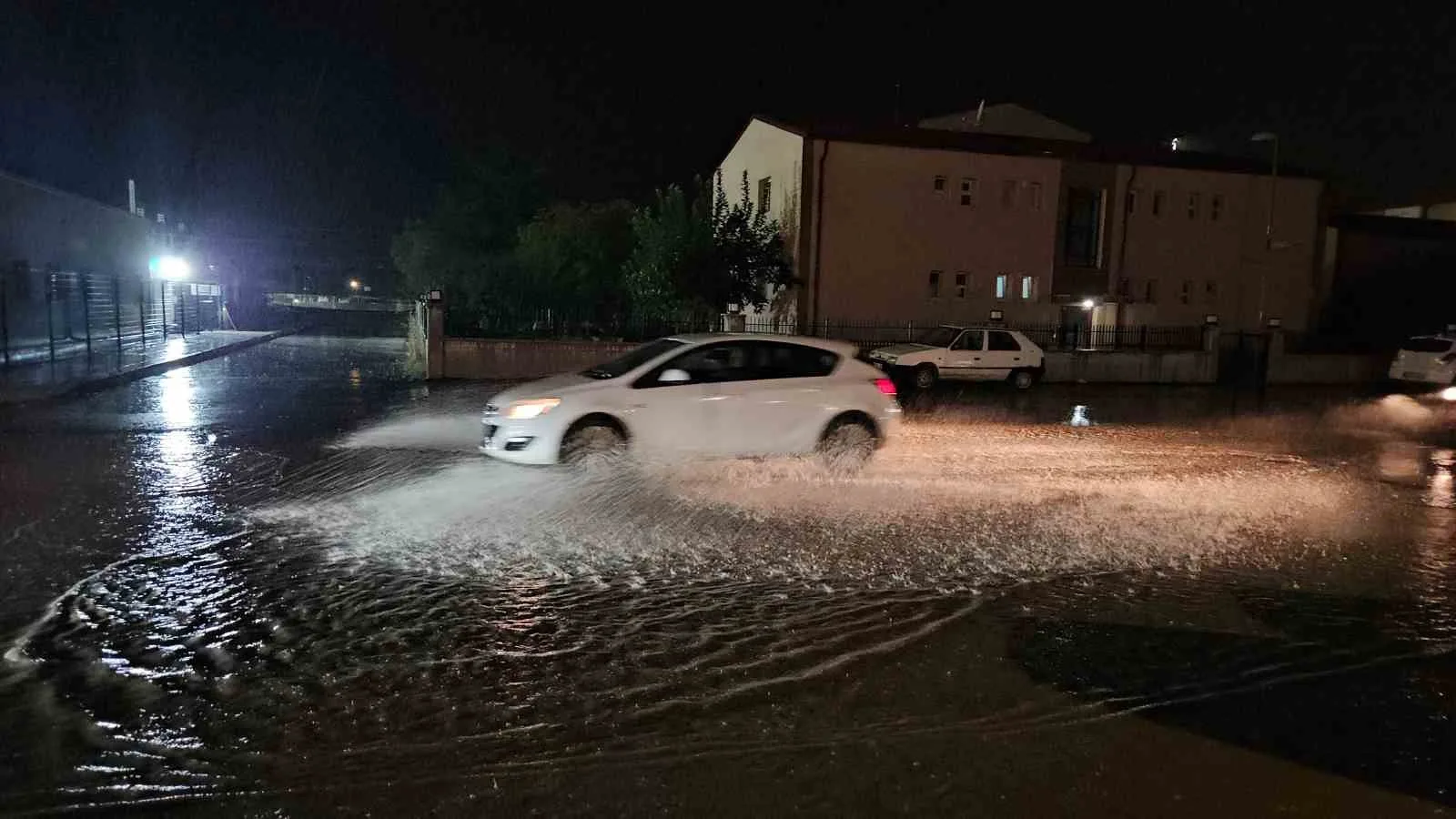 Edirne, Balkanlar’dan gelen soğuk ve yağışlı havanın etkisi altına girdi.