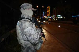 Edirne’de polis ekiplerince gerçekleştirilen “Huzurlu Sokaklar ve Umuma Açık İşyerleri