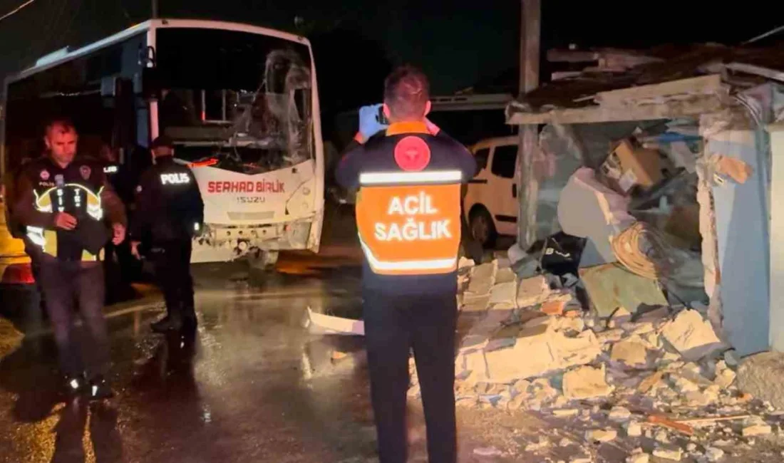 Edirne’de alkollü sürücünün kullandığı minibüs eve girdi. Evin duvarının yıkıldığı