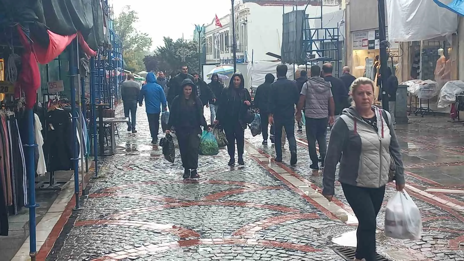 Edirne’de sabah saatlerinde çiseleyen hava, öğle saatlerine doğru etkisini artırarak
