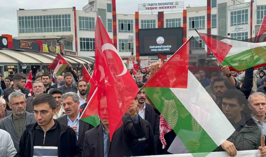 İsrail’in Gazze’ye yönelik saldırılarını protesto etmek amacıyla bir araya gelen