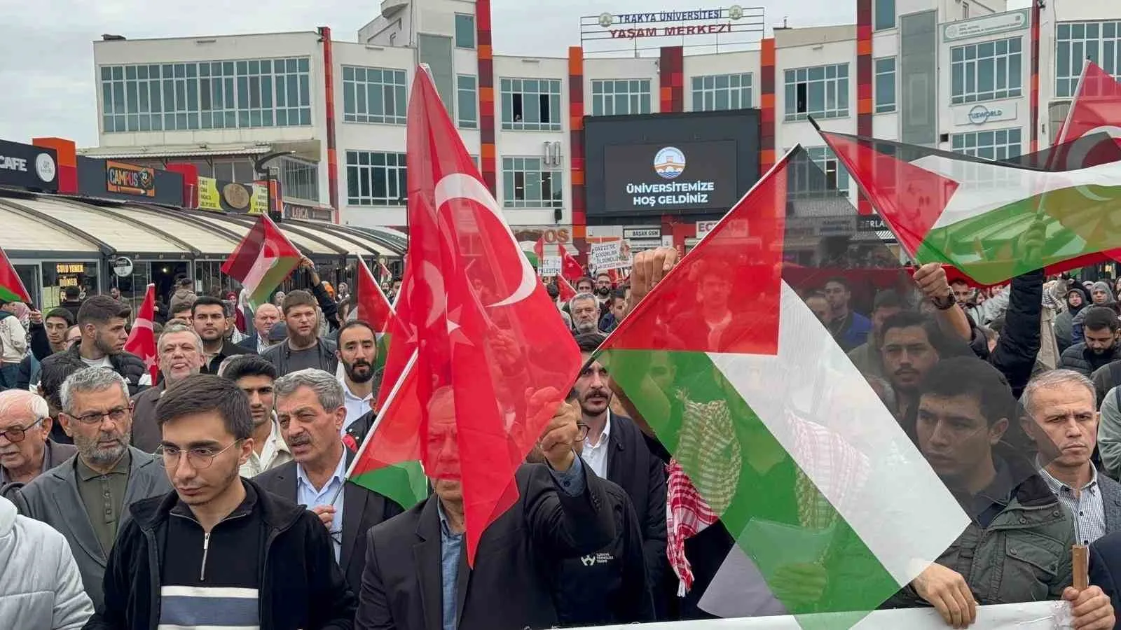 İsrail’in Gazze’ye yönelik saldırılarını protesto etmek amacıyla bir araya gelen