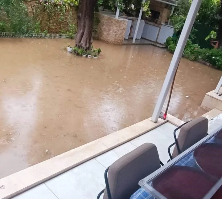 Balıkesir’in Edremit Körfezi ilçelerinde etkili olan sağanak yağış sonrası, Edremit,