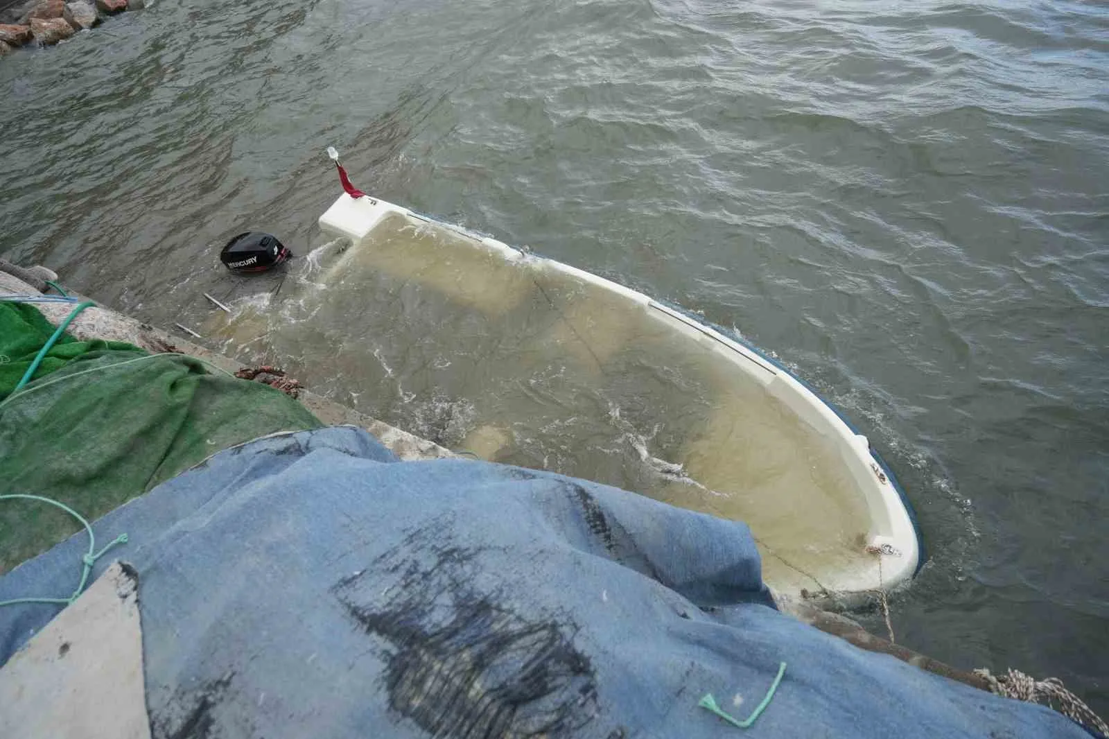 Balıkesir’in Edremit ilçesinde öğle saatlerinden itibaren etkisini artıran lodos fırtınası,