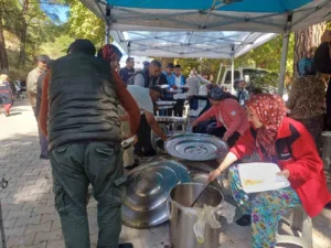 Balıkesir’in Edremit ilçesine bağlı Dereli Mahallesi’nde düzenlenen geleneksel köy hayrı