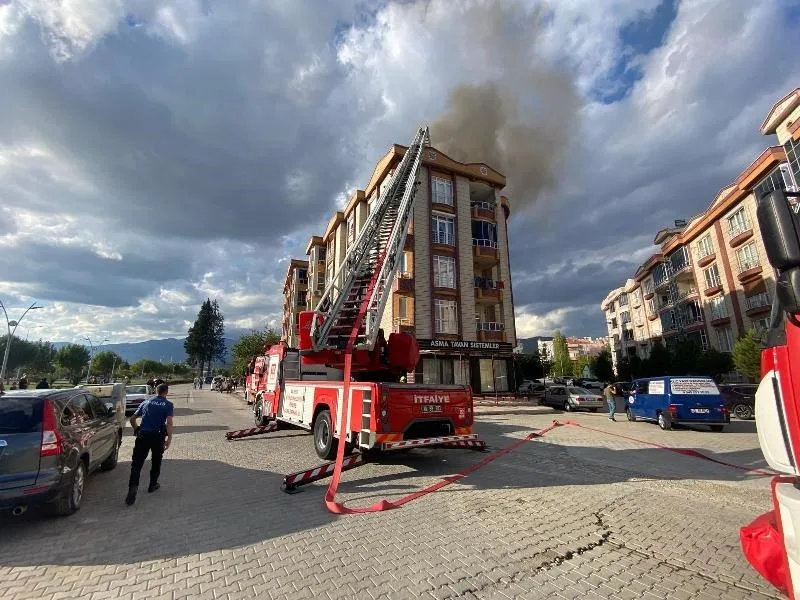 Balıkesir’in Edremit ilçesinde bir apartmanın çatısında yükselen dumanlar paniğe neden