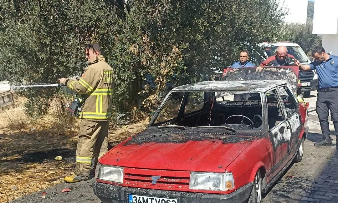 Balıkesir’in Edremit ilçesinde meydana gelen araç yangını, otluk alana sıçradı.