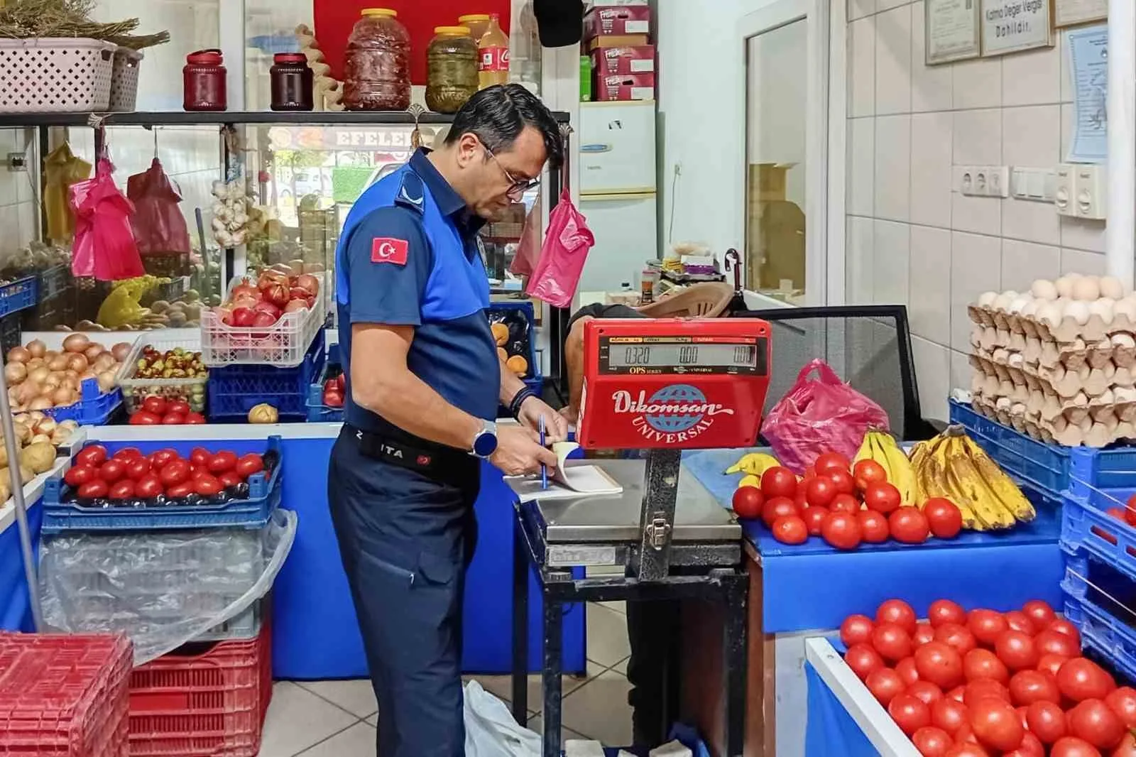 Aydın’ın Efeler ilçesinde zabıta ekipleri ilçede faaliyet gösteren manavlarda denetimler