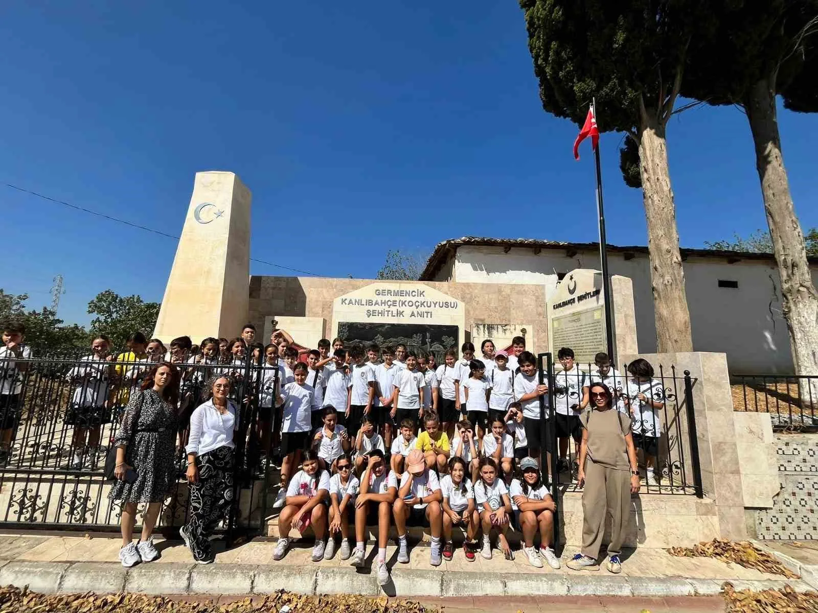 Efeler’de “Onlar Diridirler: Şühedaya Saygı” projesi kapsamında şehitlikleri ziyaret eden