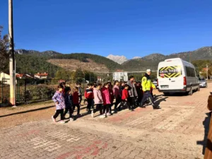 Eğirdir İlçe Jandarma Komutanlığı ekipleri, Yukarı Gökdere Köyü İlköğretim Okulu