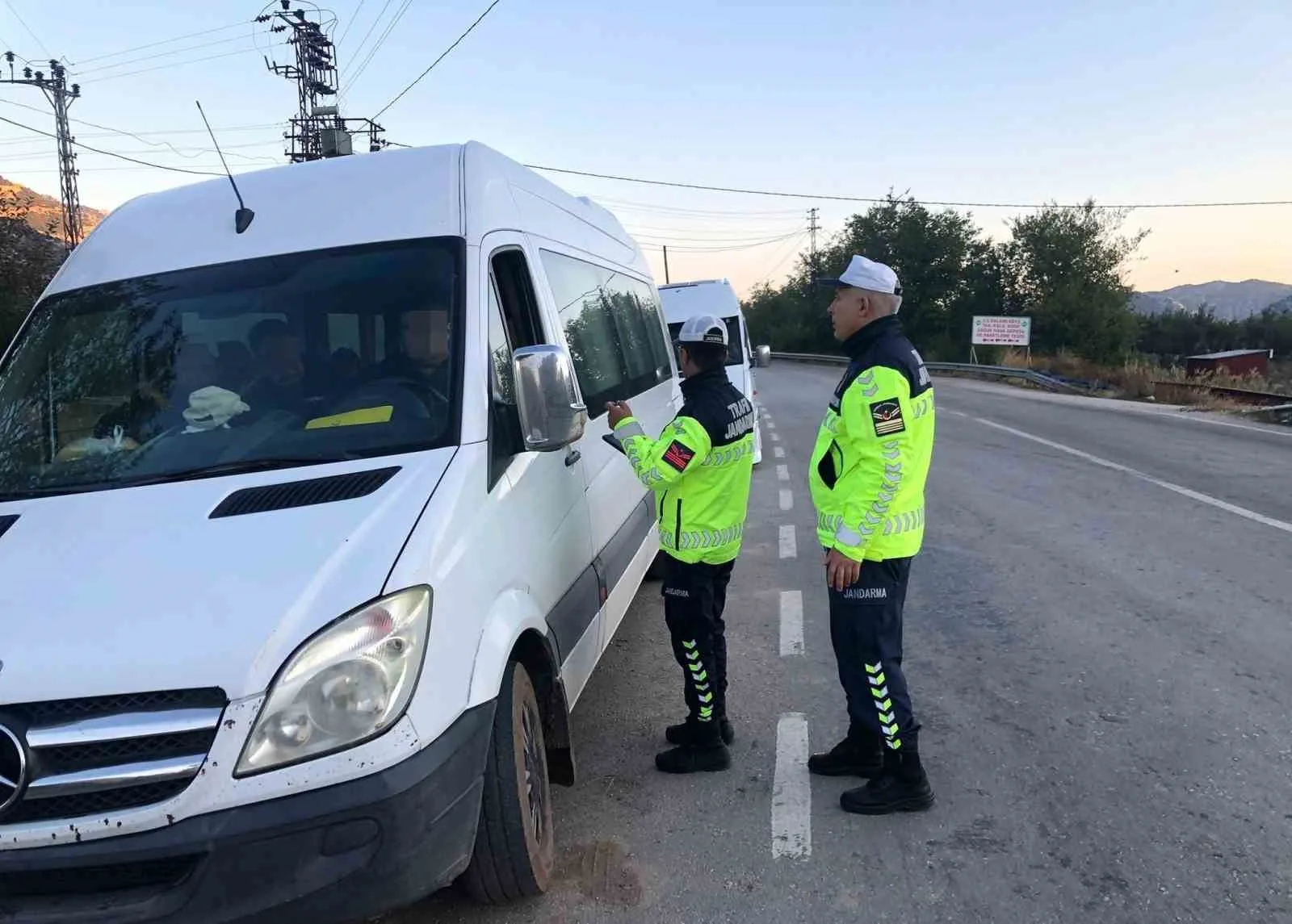 Eğirdir İlçe Jandarma Komutanlığı ekiplerince gerçekleştirilen trafik uygulamasında 19 servis