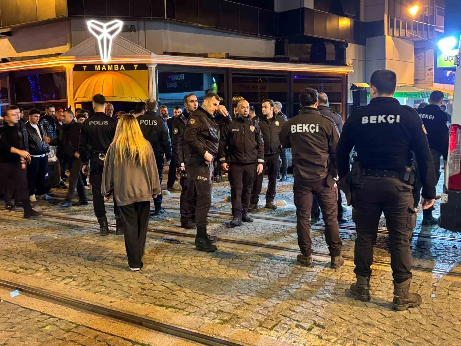 Kocaeli’nin İzmit ilçesinde alkollü eğlence mekanında çıkan ve caddeye taşan