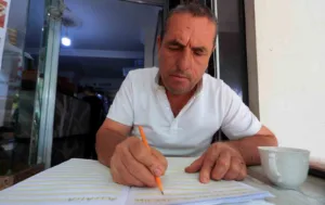 Antalya’da 48 yaşındaki Fuat Aydın, ehliyet sahibi olabilmek için okuma-yazma