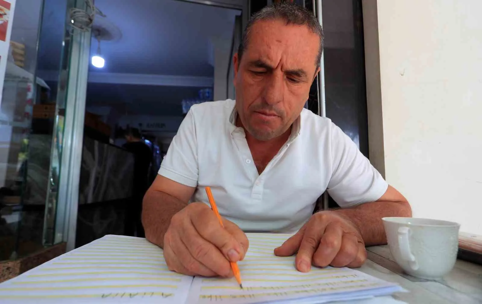 Antalya’da 48 yaşındaki Fuat Aydın, ehliyet sahibi olabilmek için okuma-yazma