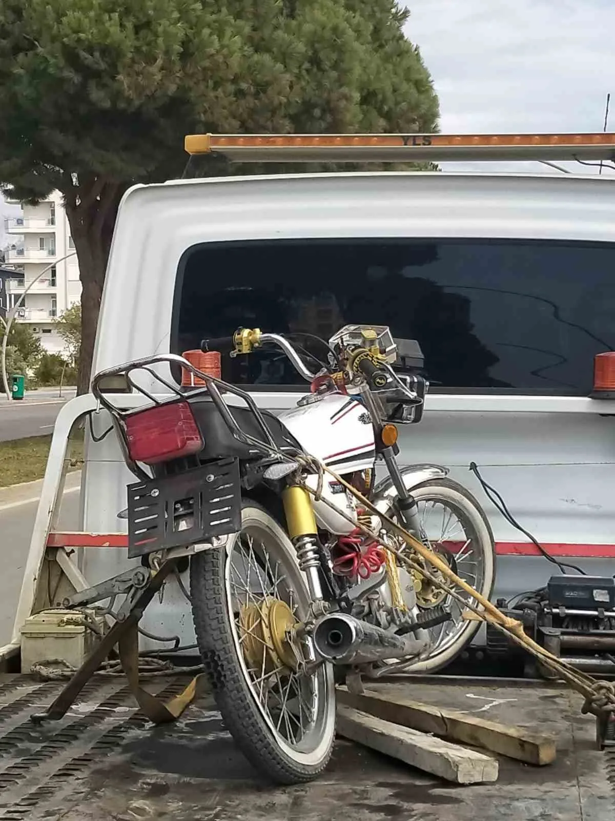 Antalya’nın Gazipaşa ilçesinde ehliyetsiz ve plakasız motosiklet kullanan sürücüye 53