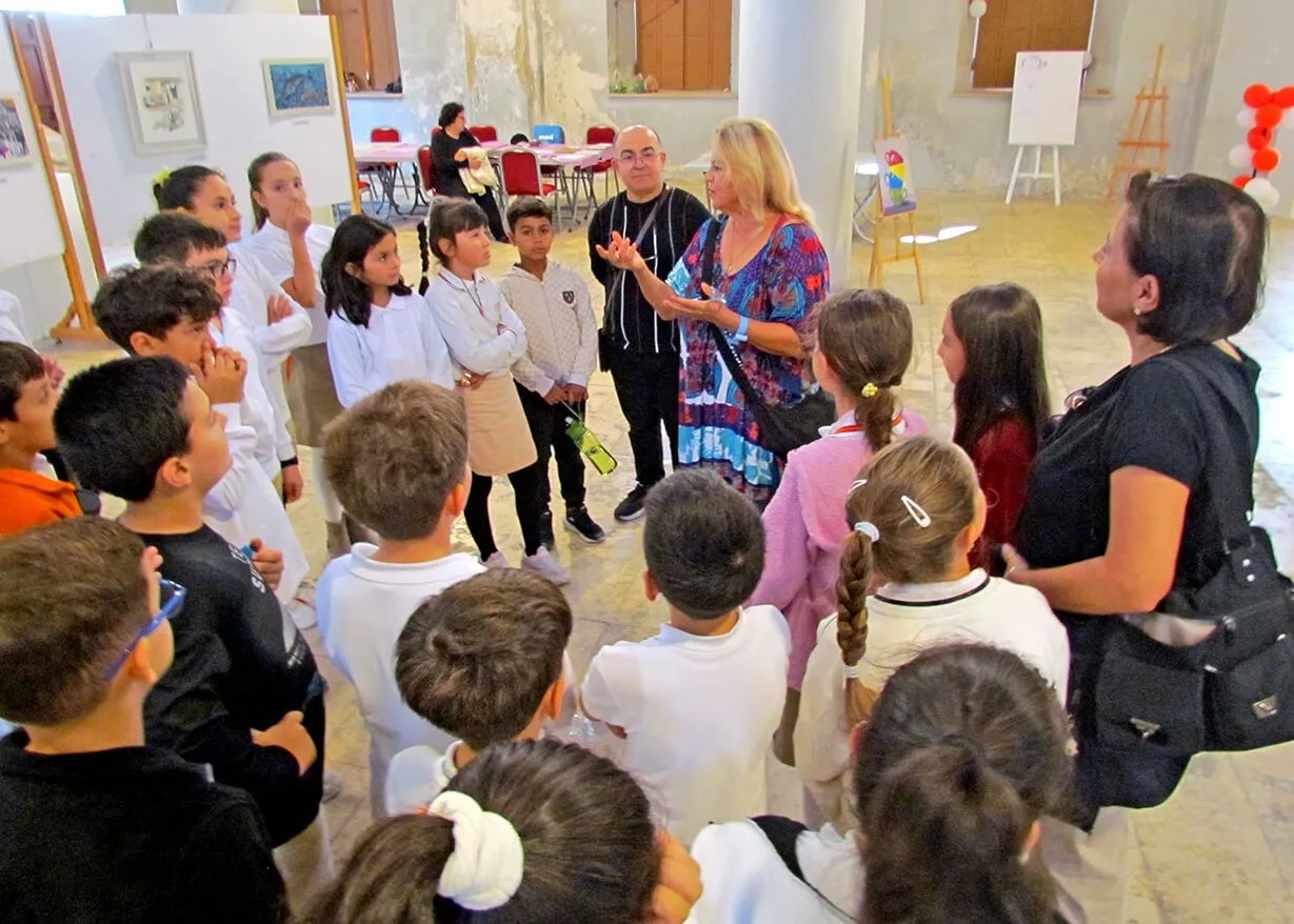 Türkiye’nin birçok ilinde gerçekleştirilen “Ekim Geçidi” sergisinin 24’üncüsü Çeşme Çarşısı’ndaki