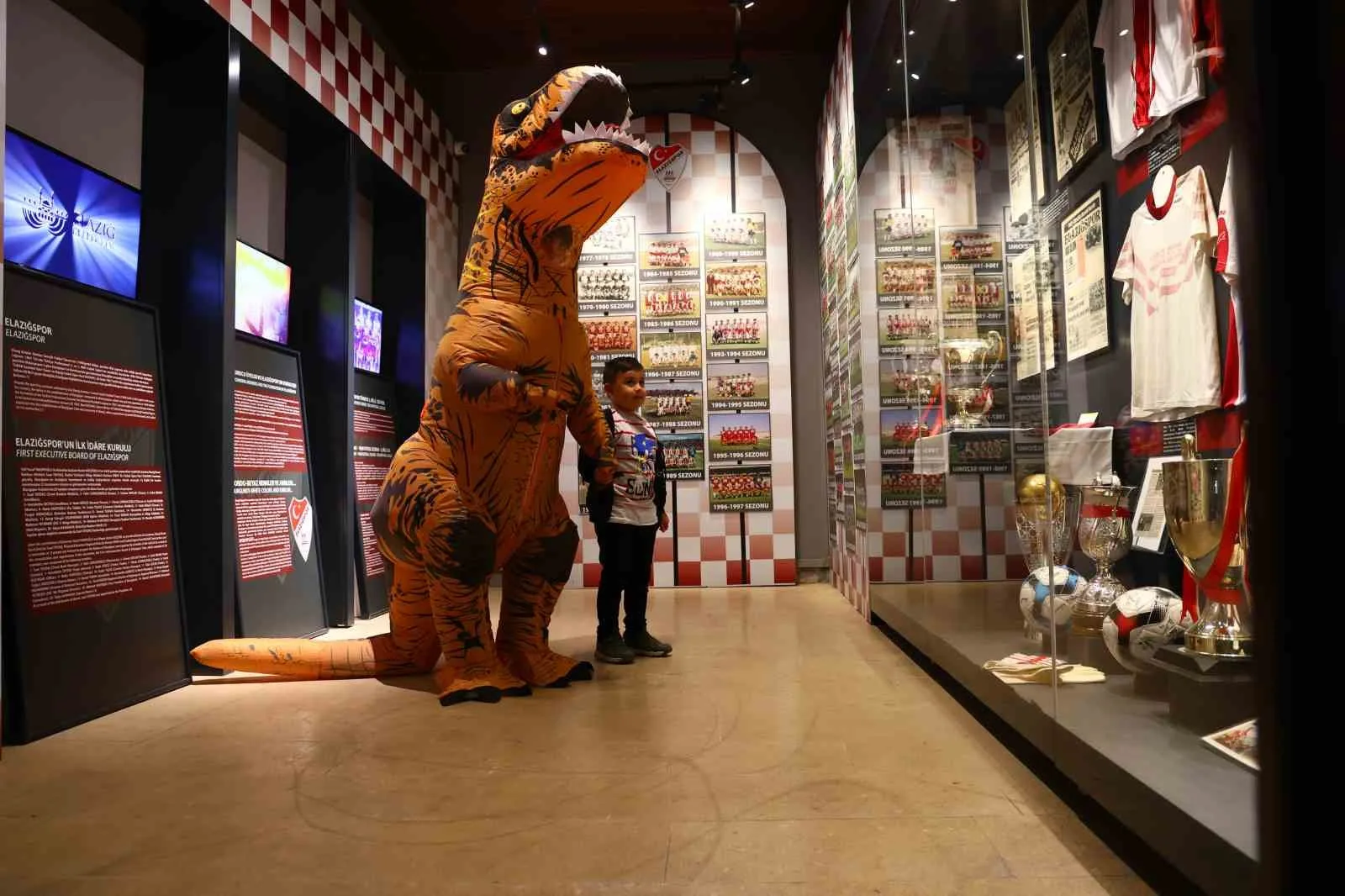 Elazığ Kent Müzesi’ne dinozor kostümüyle gelen 17 yaşındaki lise öğrencisi,