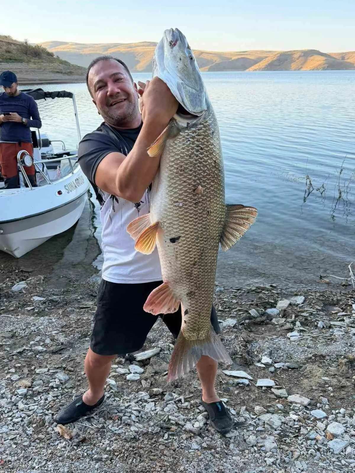 Elazığ’da profesyonel bir balıkçı, Keban Baraj Gölü’nde 70 kiloluk turna