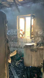 Elazığ’ın Karakoçan ilçesinde çıkan yangında bir ev kullanılmaz hale geldi.