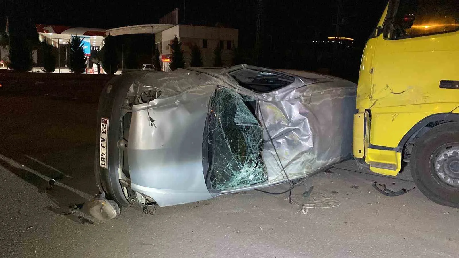 Elazığ’da sürücüsünün direksiyon hakimiyetini kaybettiği hafif ticari araç, takla atarak