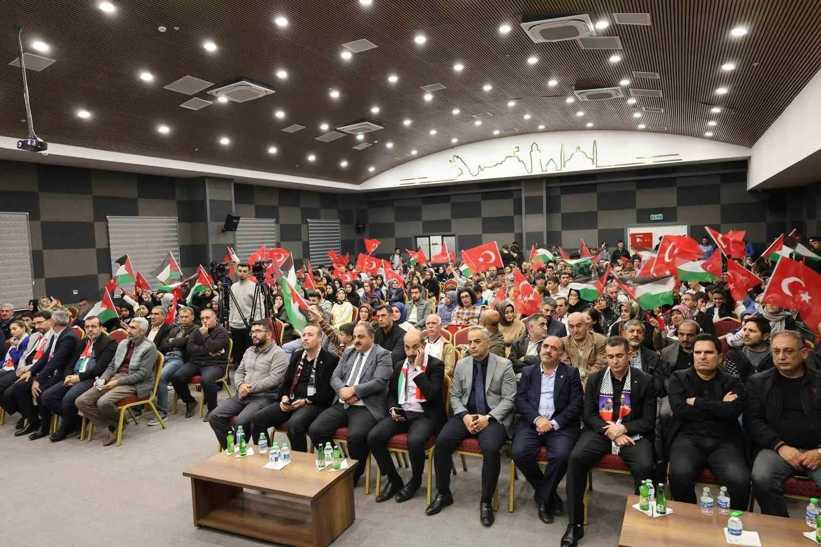 Elazığ’da İmam Hatip liseleri tarafından ’Filistin Gecesi’ programı düzenlendi. İmam