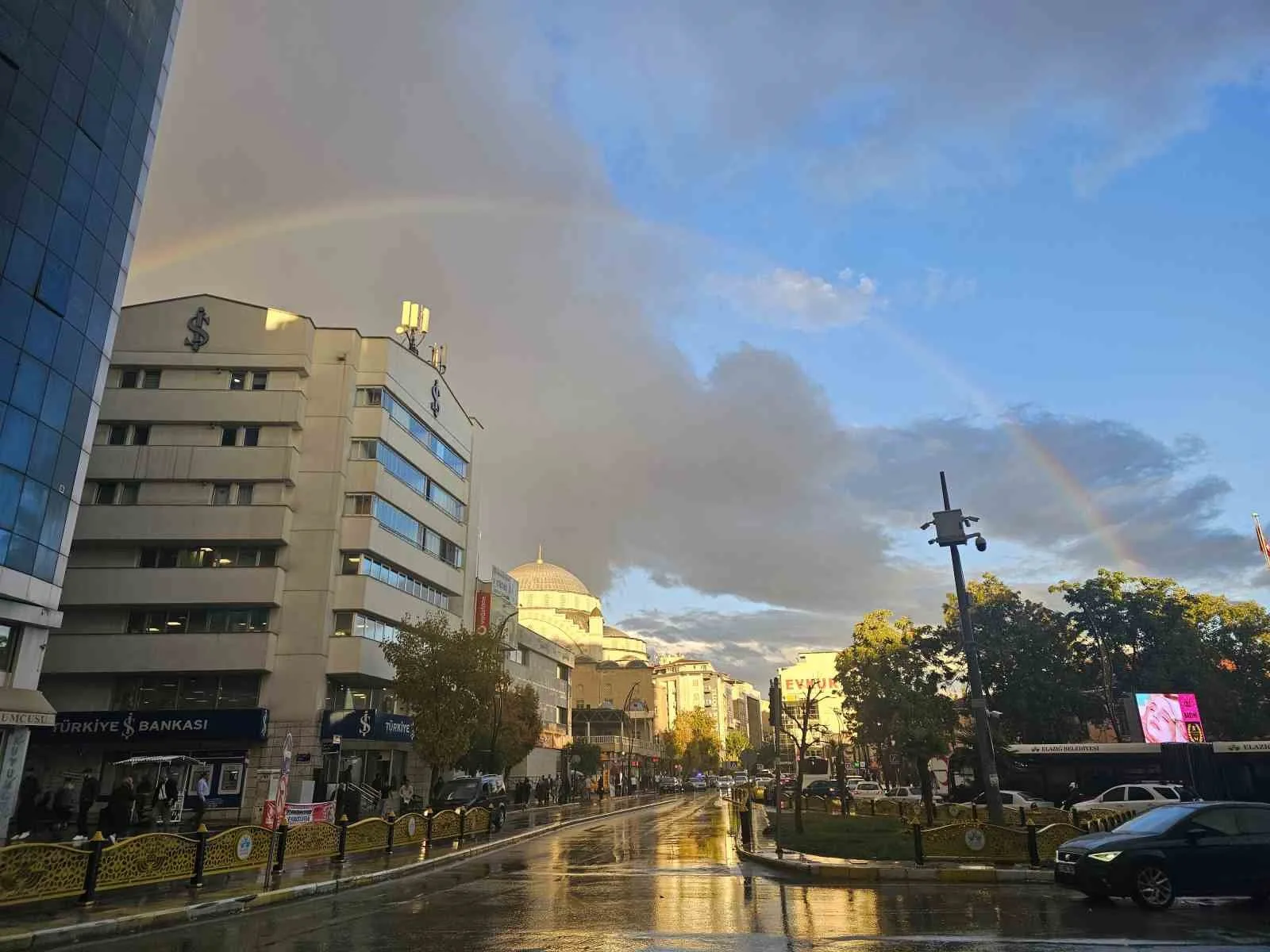 Elazığ’da etkili olan sağanak yağış sonrası oluşan gökkuşağı görsel şölen
