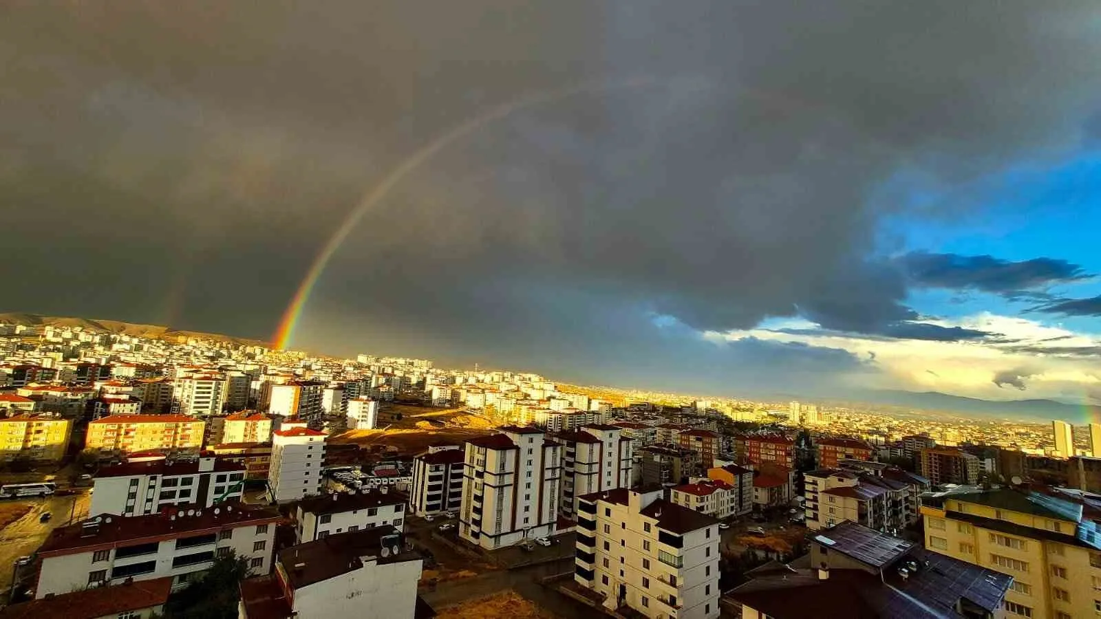 Elazığ’da yağmur sonrası gökyüzünde beliren gökkuşağı, görsel bir şölen oluşturdu.