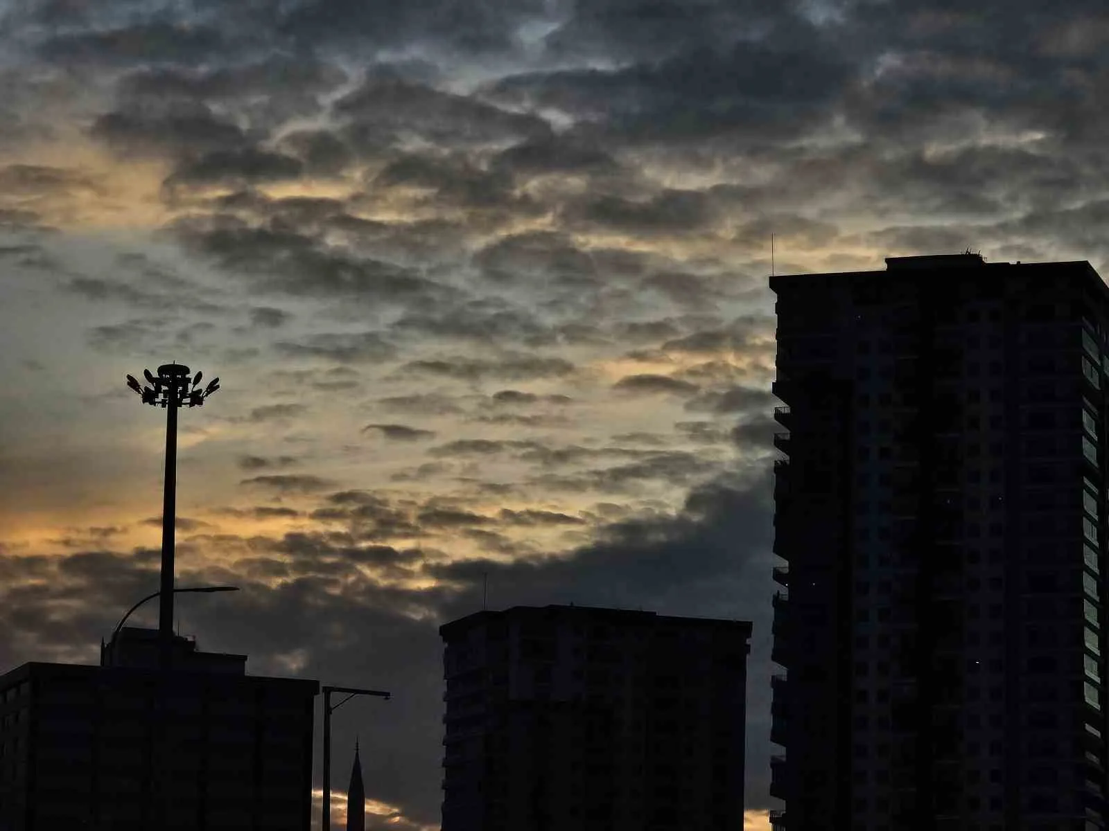 Elazığ’da gün batımında bulutların görüntüsü görenleri mest etti. Elazığ’da gün