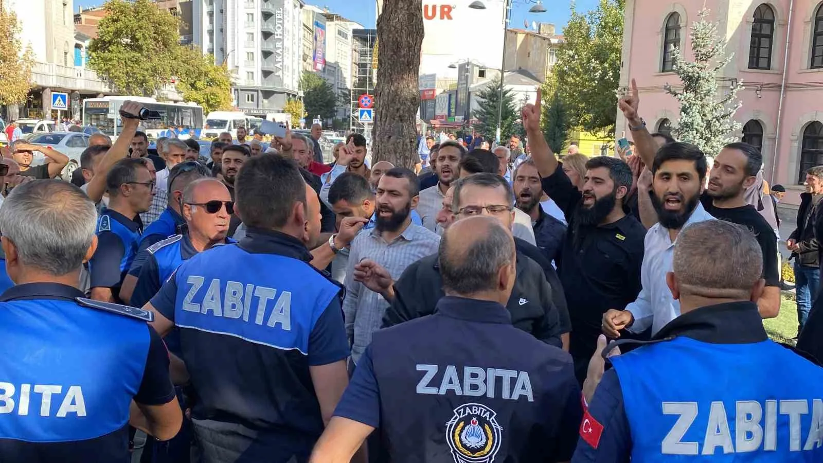 Elazığ’da izinsiz yürüyüş yapmak isteyen Furkan Hareketi ile zabıtalar arasında