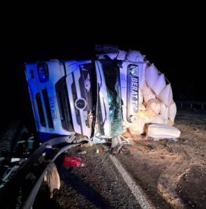 Elazığ’da saman yüklü kamyonun devrilmesi sonucu meydana gelen kazada, 1