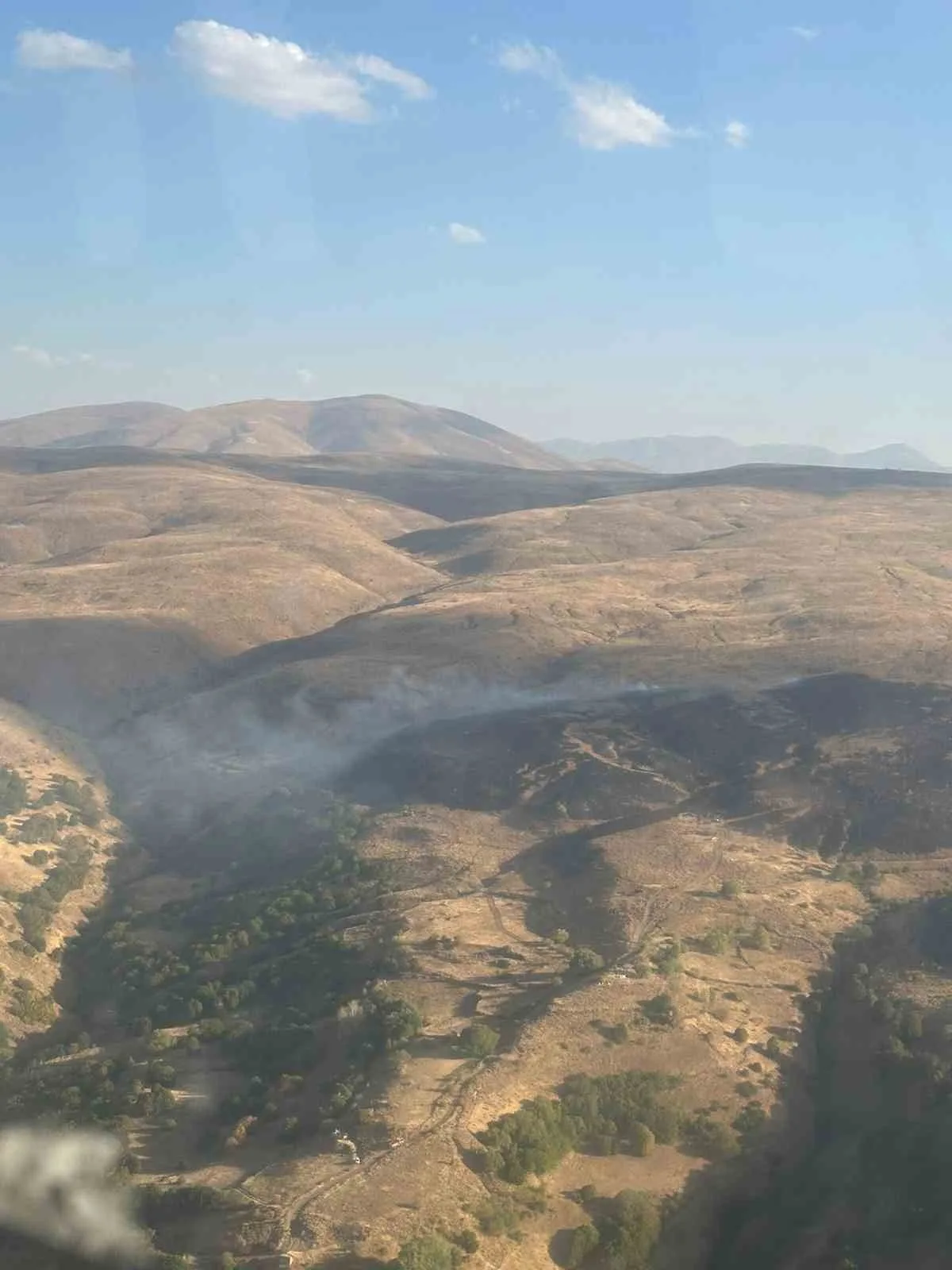 Elazığ’ın Karakoçan ilçesinde çıkan kırsal alan yangını, ekiplerin müdahalesi ile